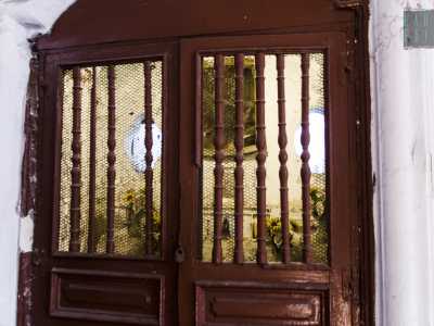 All'interno dell'edificio si intravede una cappella in stile barocco protetta da un cancelletto in legno